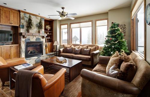 Big White Ski Resort Ski Chalet | Dwight Out Chalet with Hot Tub