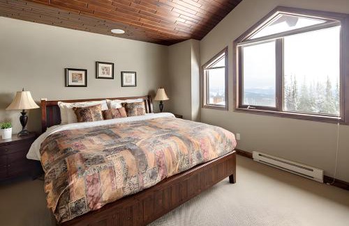 Big White Ski Resort Ski Chalet | Dwight Out Chalet with Hot Tub