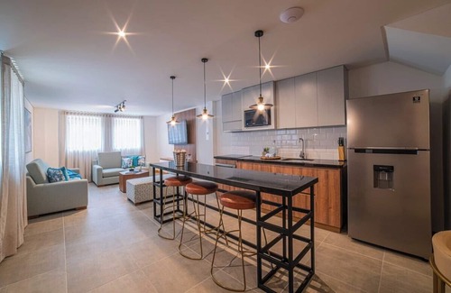Cali Apartment | E105 - Two Story 4-bed/3-bath Unit with parking
