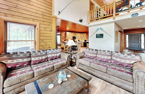 McHenry House | Eagle on 7 | Golf Area Home, Scenic Views, Hot Tub