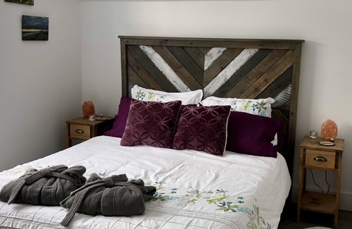 Lakeside Resort | Eagle's Nest Loft- 1 bdrm lakeside apartment nestled up high in the trees.