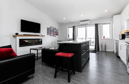 Colwood House | Eagle's View Penthouse: 180 degree unobstructed ocean and city views!