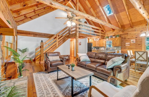 Craig Creek Cabin | Eagles Rest~ Grand, Luxurious & Peaceful— Near Hiking Trails & Virginia Tech!