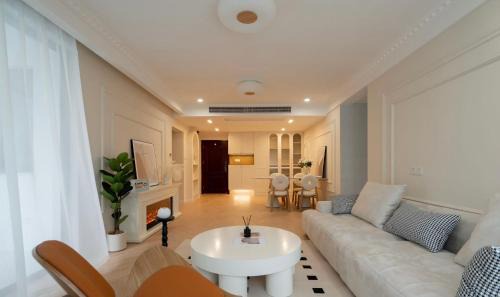 Huangpu Apartment | Eastern Hub - Bund Branch Xintiandi and People's Square 3-Bedroom Apartment in Huangpu beautiful Garden