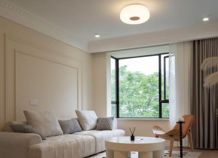 Huangpu Apartment | Eastern Hub - Bund Branch Xintiandi and People's Square 3-Bedroom Apartment in Huangpu beautiful Garden