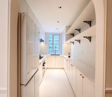 Huangpu Apartment | Eastern Hub - Bund Branch near the Bund and Xintiandi 3 bedrooms big house