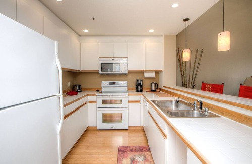 Point Richmond Condo | Easy access penthouse with dazzling nightlights & high ceilings.