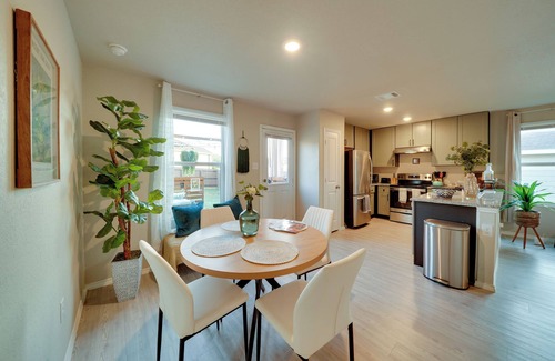 San Antonio Cottage | Easy Access to Dtwn San Antonio: Suburban Home