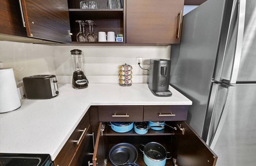 Suncrest Apartment | Easy Access to I-15, Comfy Bed, Hot Tub, Gym