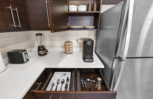 Suncrest Apartment | Easy Access to I-15, Comfy Bed, Hot Tub, Gym