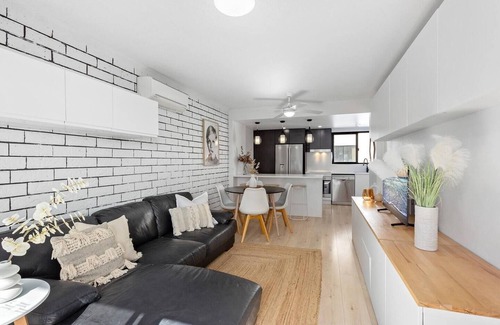 Merewether Apartment | Easy Breezy Seaside Living at Merewether Beach