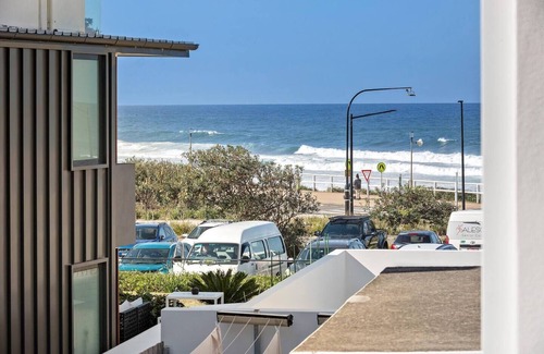Merewether Apartment | Easy Breezy Seaside Living at Merewether Beach