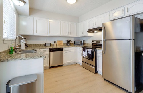 Bryan House | Easy Tailgate Access! Home 3 Mi to College Station