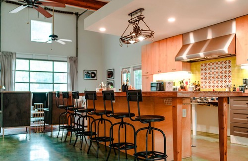 South Congress House | Eclectic 4-bdrm house centrally located to F1 & Downtown w Heated Pool, Hot tub