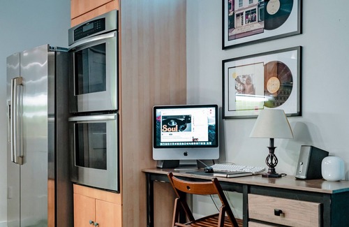 South Congress House | Eclectic 4-bdrm house centrally located to F1 & Downtown w Heated Pool, Hot tub