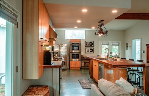 South Congress House | Eclectic 4-bdrm house centrally located to F1 & Downtown w Heated Pool, Hot tub