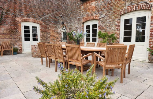 Blandford Saint Mary House | Eclectic Dorset Country House, Hot Tub, Pool Table, Movie Room,12 guests & pets