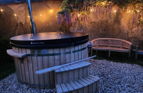 Blandford Saint Mary House | Eclectic Dorset Country House, Hot Tub, Pool Table, Movie Room,12 guests & pets