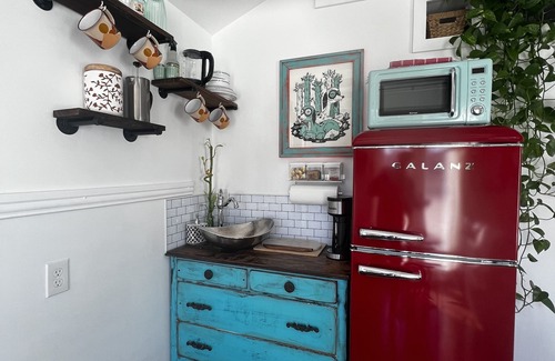 McKinney House | Eclectic Studio Loft Apt. w/Hot Tub - walk to downtown, family & pet friendly!
