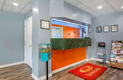 Cortland Cabin | Econo Lodge Cortland Downtown