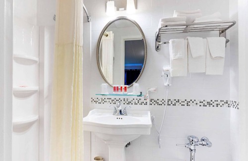 New Cassel Hotel | Econo Lodge Hicksville