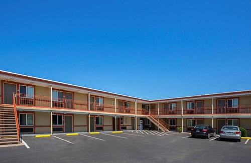 Hurricane Cabin | Econo Lodge Hurricane Zion Park Area