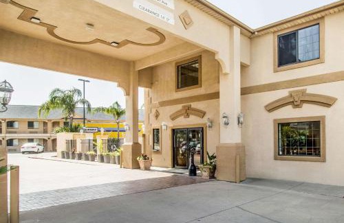 Central City Hotel | Econo Lodge Inn & Suites Corpus Christi