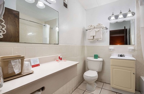Windsor Locks Hotel | Econo Lodge Inn & Suites Windsor Locks Bradley Airport