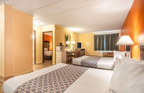 Windsor Locks Hotel | Econo Lodge Inn & Suites Windsor Locks Bradley Airport