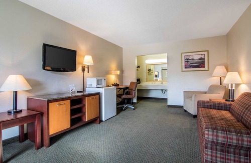 Dublin Hotel | Econo Lodge Inn & Suites Conference Center