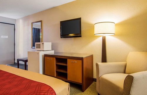 Dublin Hotel | Econo Lodge Inn & Suites Conference Center