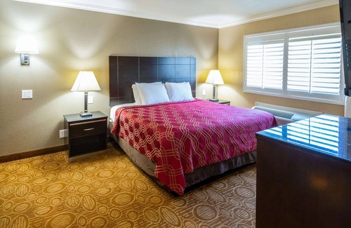 Fallbrook Hotel | Econo Lodge Inn & Suites Fallbrook Downtown