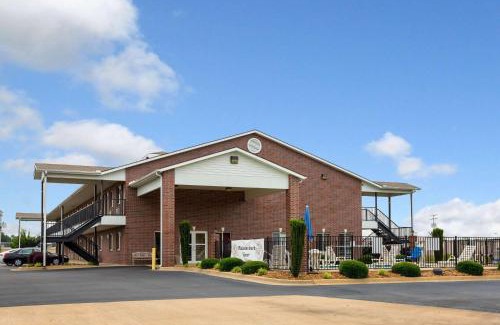 Searcy Hotel | Econo Lodge Inn & Suites Searcy