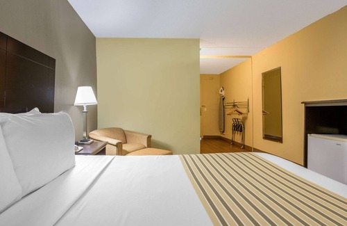 Triadelphia Hotel | Econo Lodge Inn & Suites Triadelphia - Wheeling