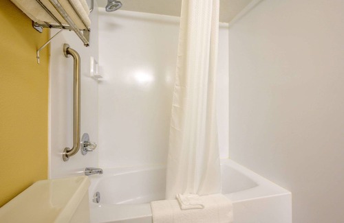 Triadelphia Hotel | Econo Lodge Inn & Suites Triadelphia - Wheeling