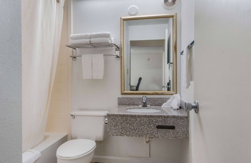 Chambersburg Hotel | Econo Lodge Inn & Suites Chambersburg Central