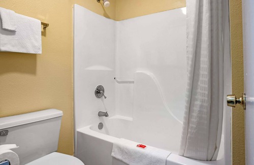 Evergreen Hotel | Econo Lodge Inn & Suites