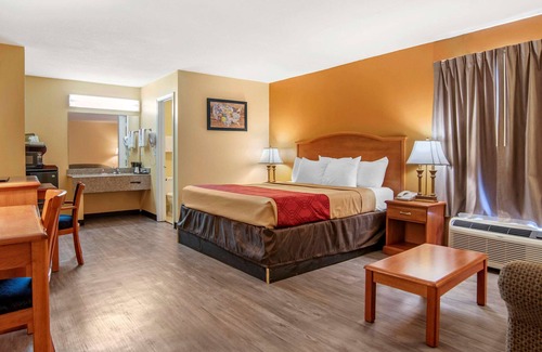 Evergreen Hotel | Econo Lodge Inn & Suites