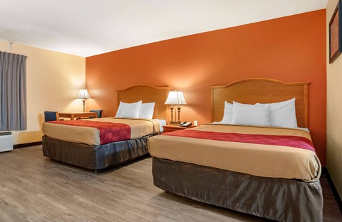 Evergreen Hotel | Econo Lodge Inn & Suites