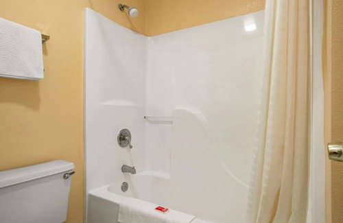 Evergreen Hotel | Econo Lodge Inn & Suites