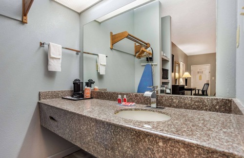 Philadelphia Hotel | Econo Lodge Inn & Suites