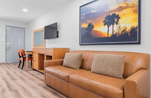 Sealy Hotel | Econo Lodge Inn & Suites