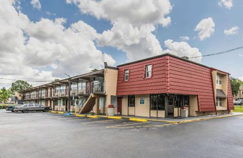 Tallahassee Cabin | Econo Lodge North