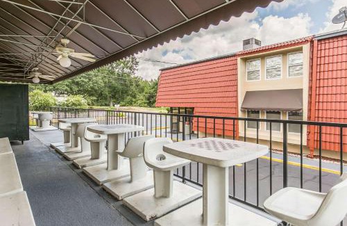 Tallahassee Cabin | Econo Lodge North