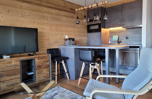 Saint-Pierre-de-Clages Apartment | Eden-Roc: Magnificent renovated studio with view, swimming pool and parking space