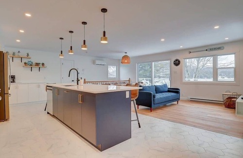 Stanstead Township Ski Chalet | Edge of Lake Lac Lovering - Spa - Leïlo