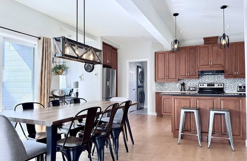 Stanstead Township Ski Chalet | Edge of Lake Lovering - Spa - Crépuscule