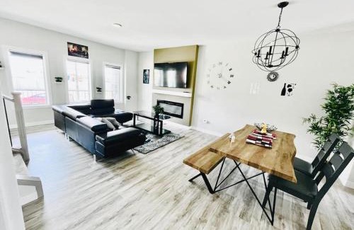 Beaumont House | Edmonton Family Luxury Home AirHoky,PooLTable 14 Min Airport and Edmonton South, Party or Events Strictly Restricted