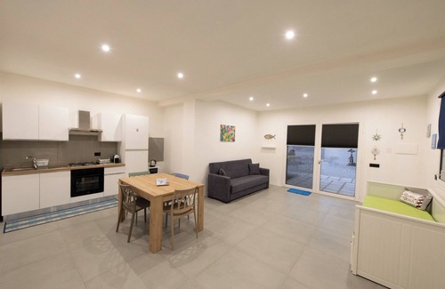Scoglitti Apartment | Eggplant apartment in villa with swimming pool, sea village Scoglitti.