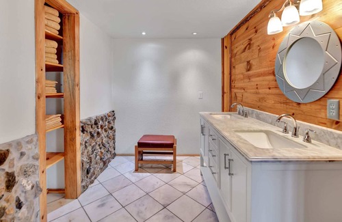 Burnet Cabin | Ehad Ranch- Log Cabin on 25 acres w/ Horse Corral